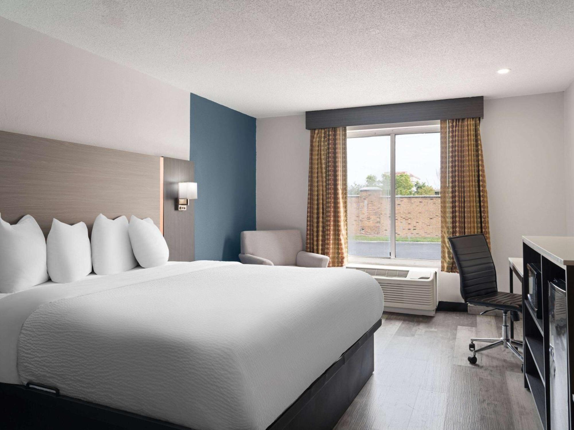 Hotel Baymont By Wyndham Indianapolis East Exterior foto