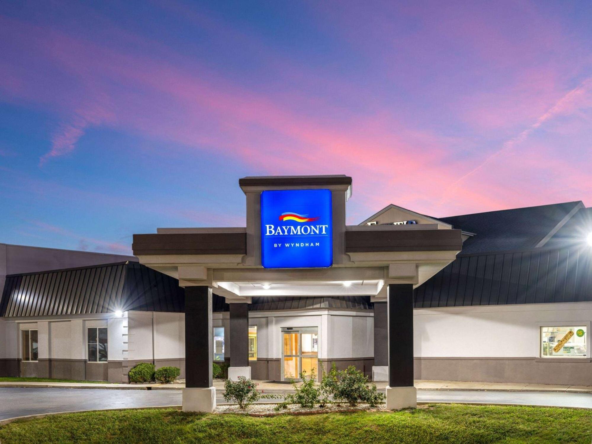 Hotel Baymont By Wyndham Indianapolis East Exterior foto